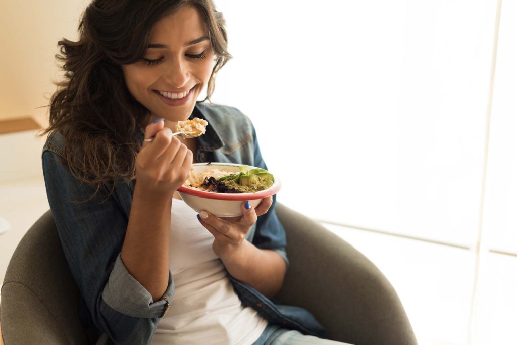 mujer disfrutando comida saludable